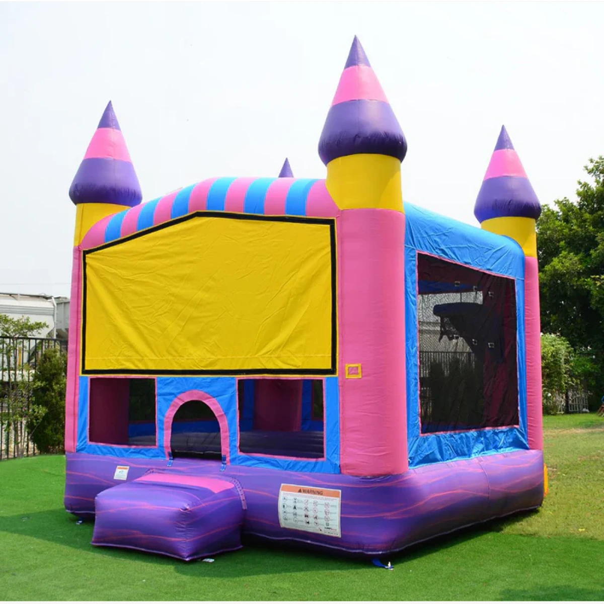 Castle bouncing house - Image 1